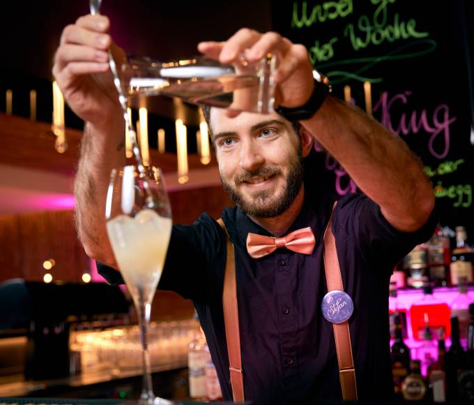 Barkeeper richtet Getränk Hotelbar