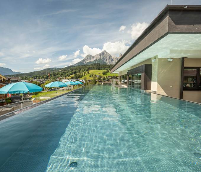 Großer Pool mit Bergblick Wellnesshotel die Hochkönigin