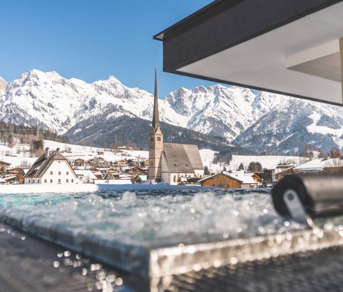 Whirlpool im Außenbecken des Wellnesshotels Hochkönigin in Österreich im Winter