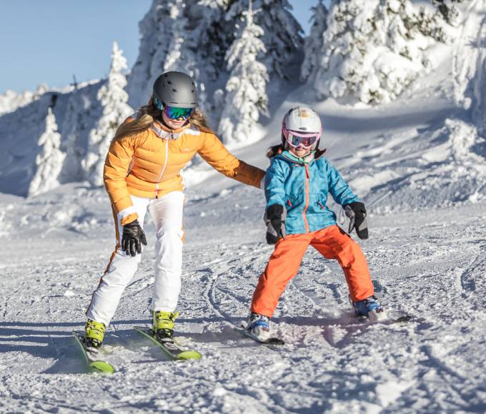 Frau lernt Kind Ski fahren