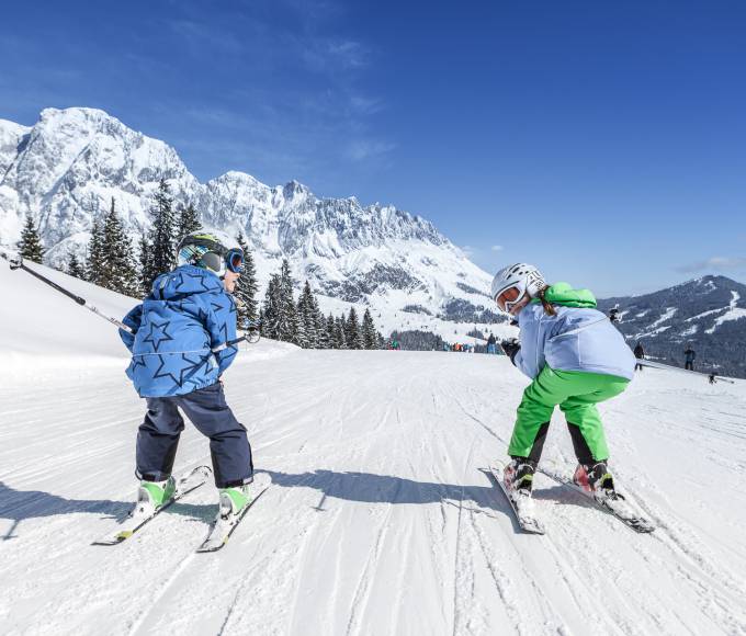 Vater bringt Kind Ski fahren bei