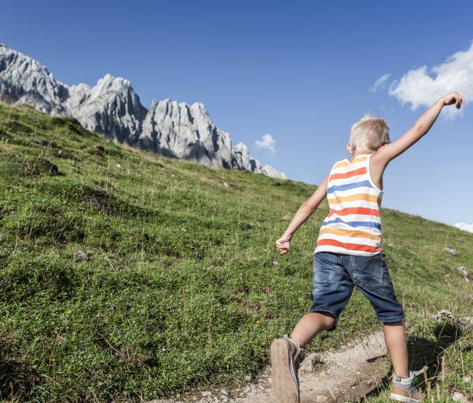 Junge läuft den Wanderweg zum Hochkönig hoch