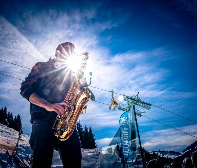 Mann spielt Saxophon bei Sonnenschein 