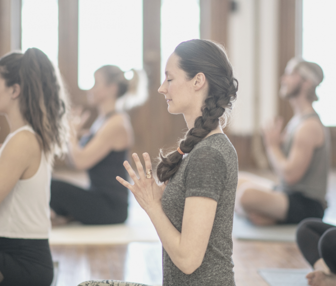 Fitnessraum mit Yogamatten und Yogadamen in hellen Farben