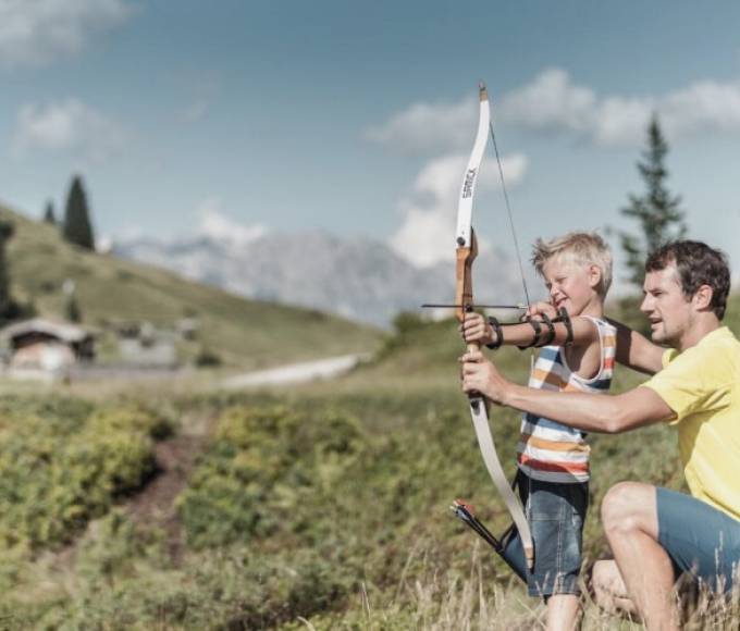  Sommer in der HOCHKÖNIGIN in Maria Alm Hochkönig Familie Familienurlaub Familienauszeit Kinderurlaub Kinderhotel Familienhotel Bogenschießen