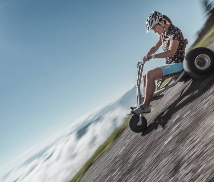 Kind beim Kartfahren in Österreich im Sommer