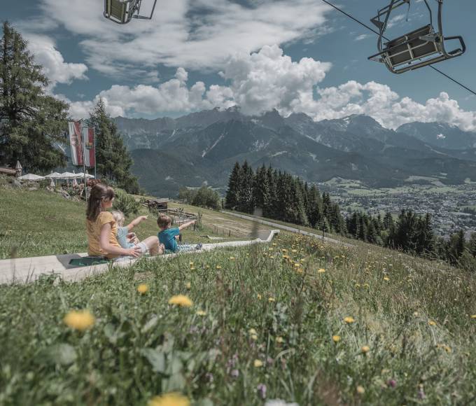 Familie beim Sommerrodeln in den Österreichischen Bergen