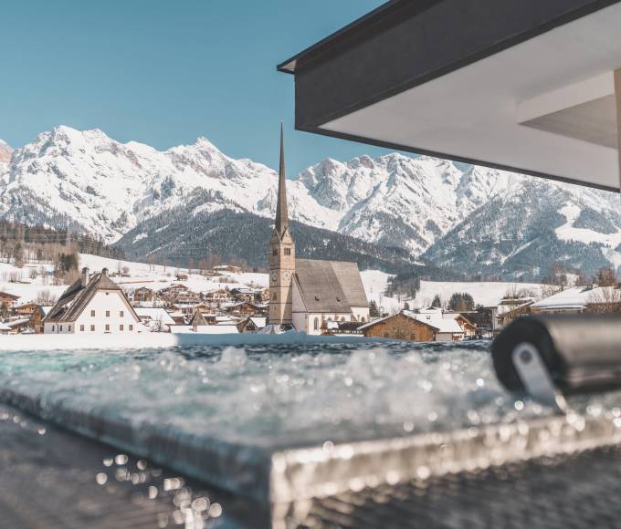 Whirlpool with a fantastic view of the winter landscape in Salzburger Land at the HOCHKÖNIGIN