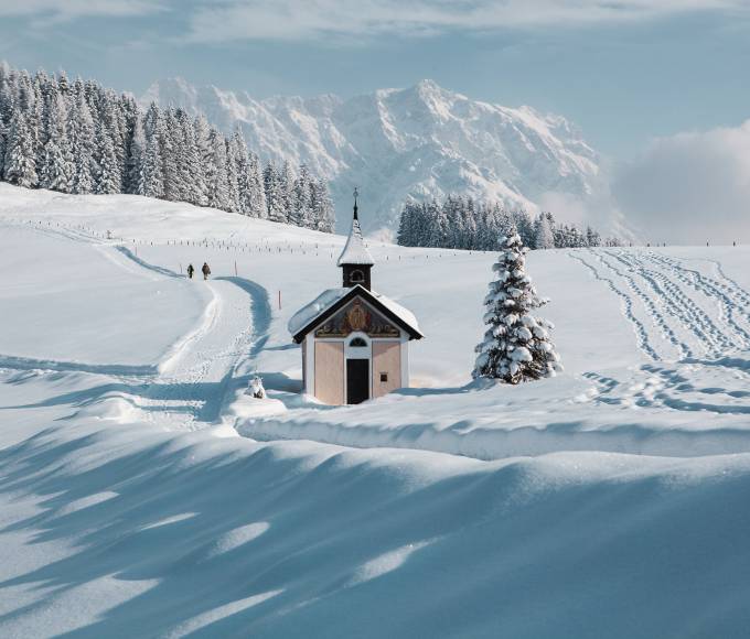 Winterlandschaft im Salzburger Land mit verschneiten Bergen und Bäumen