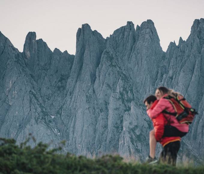 Couple hiking in the mountains in the Hochkönig region