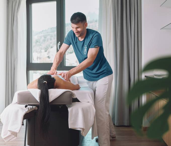 Masseur bei der Arbeit im Hotel die Hochkönigin