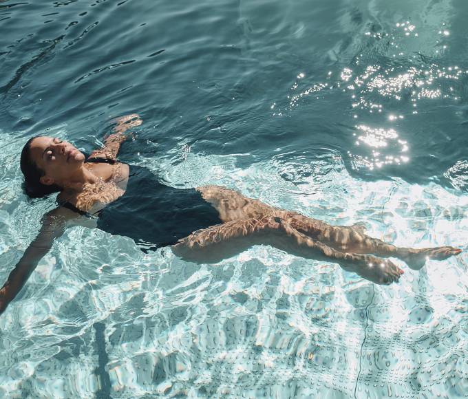 Woman in the infinity pool of the HOCHKÖNIGIN