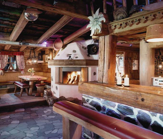Offener Kamin in der DENGL ALM in der HOCHKÖNIGIN Apres Ski Eventlokal Restaurant