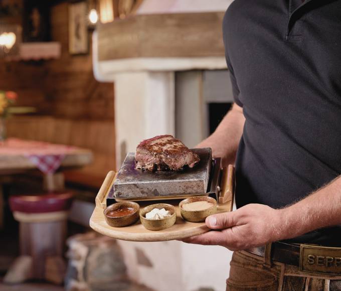 Steak in der DENGL ALM in der HOCHKÖNIGIN Apres Ski Eventlokal Restaurant