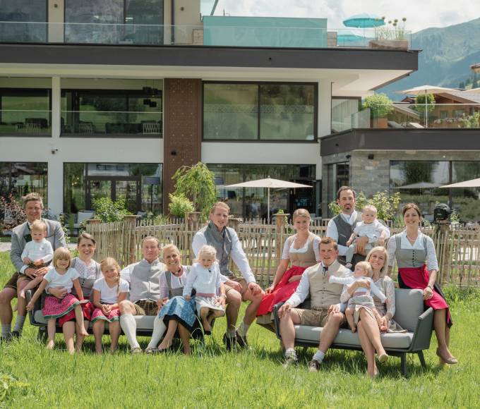Familiengruppenbild im Sommer vorm Hotel