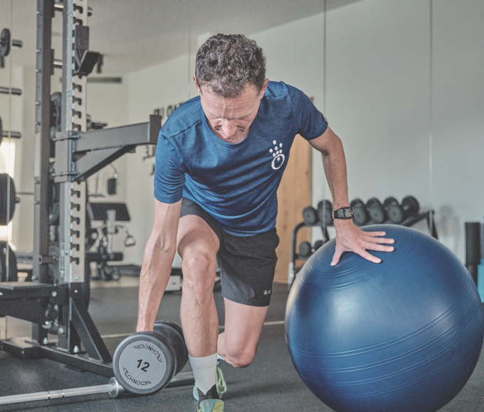 Sportler bei Übungen im Fitnessraum