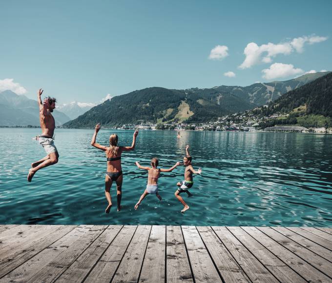 Familie beim Sprung in den Zelle See