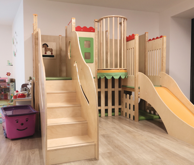 Kinderspielraum mit Kletterturm und Rutsche