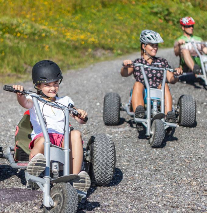 Familienaktivitäten am Hochkönig - Familie fährt Mountaincard