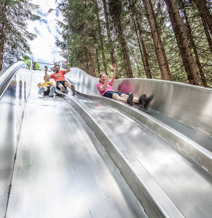 Familie im Waldrutschenpark Österreich