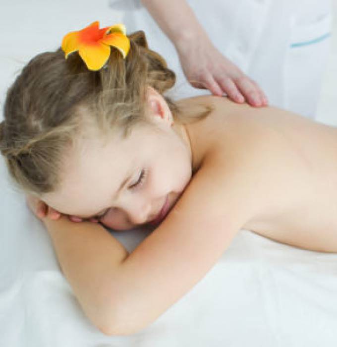 Mädchen erhält Kindermassage