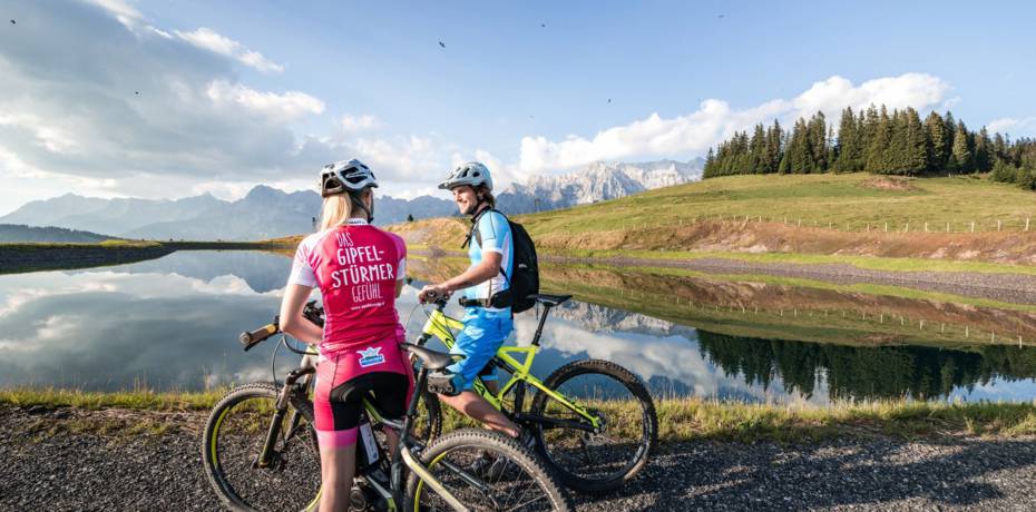 Zwei Radfahrer machen Pause am See