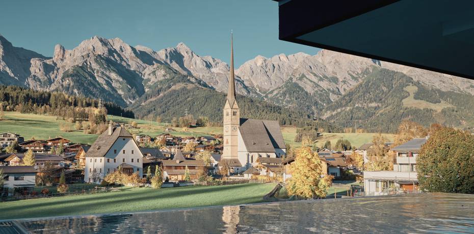 Herbst in Maria Alm in der HOCHKÖNIGIN goldener Herbst mit Ausblick auf die Berge vom Infinity Pool aus