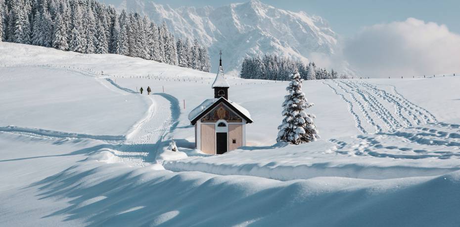 Winterlandschaft im Salzburger Land mit verschneiten Bergen und Bäumen