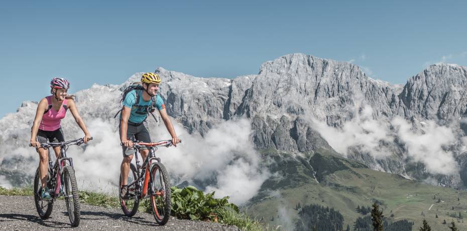 Paar beim Biken in den Bergen in der Region Hochkönig