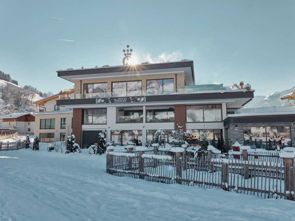 Außenansicht im verschneiten Winter von Hotel die HOCHKÖNIGIN