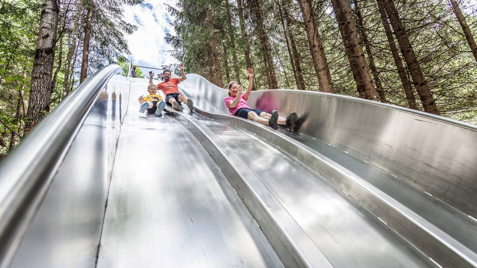 Familie im Waldrutschenpark Österreich