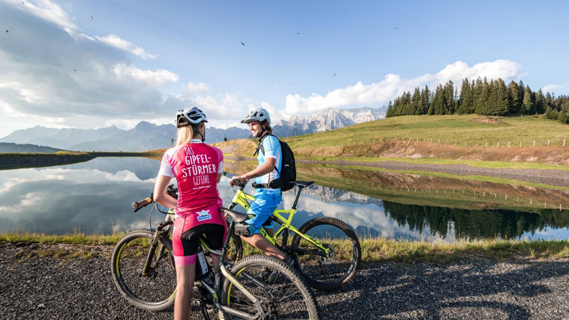 Zwei Radfahrer machen Pause am See