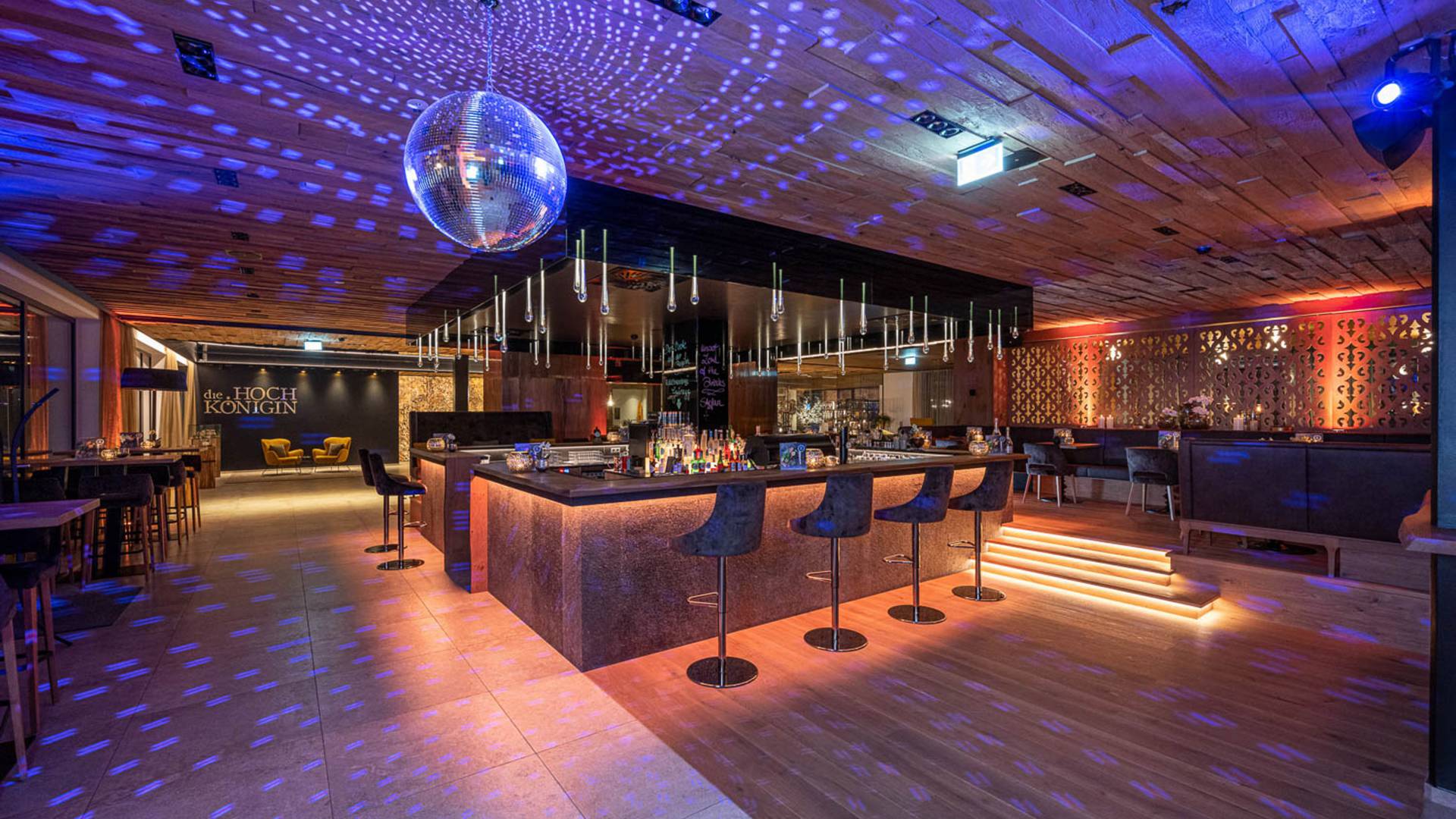 Bar und Lounge mit Discokugel Hotel die Hochkönigin