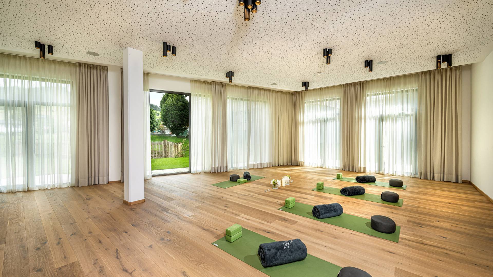 Fitnessraum mit Yogamatten in hellen Farben