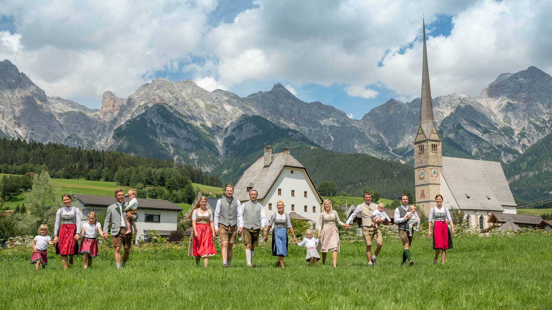 Berglandschaft mit Familie in Tracht 