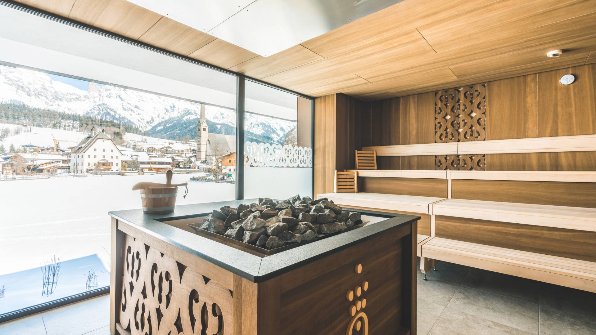 Panorama Sauna mit Blick auf Maria Alm im Winter