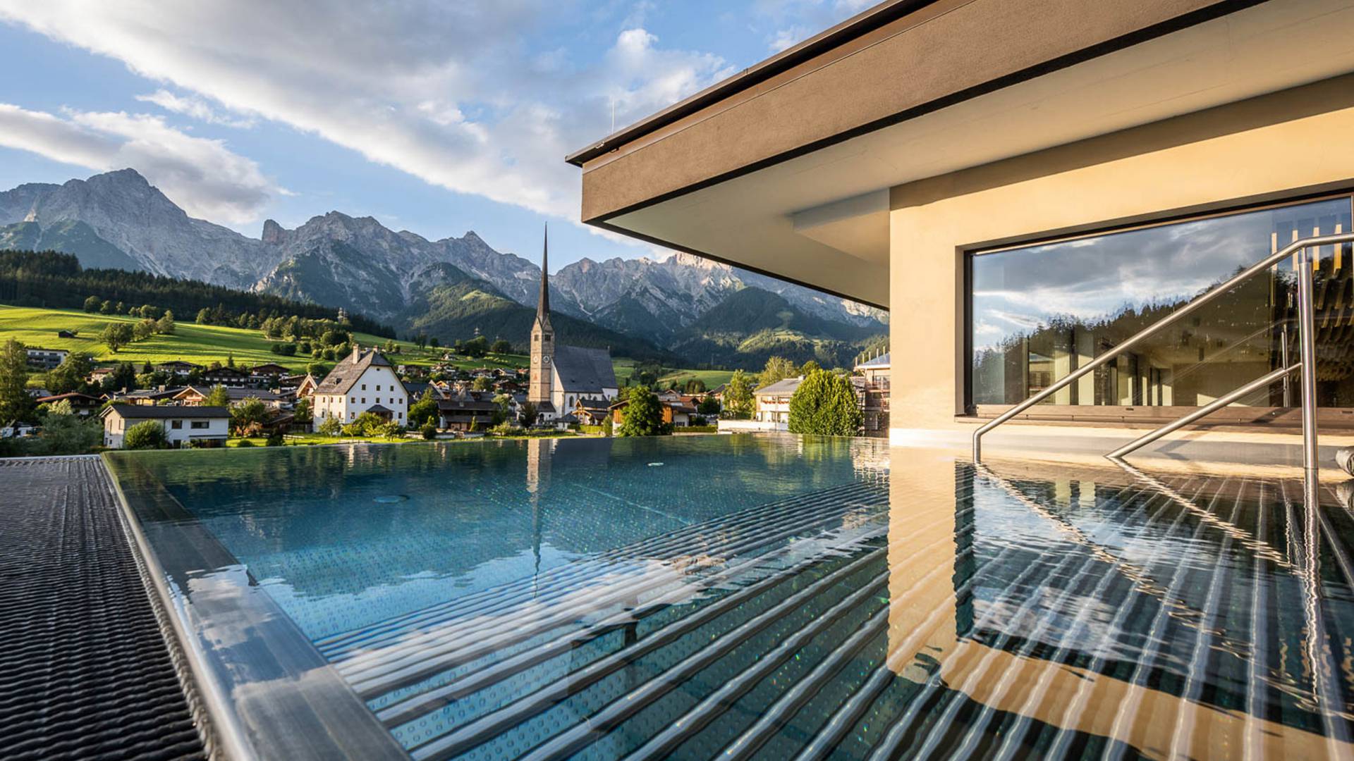 Whirlpool im Außenbereich Wellnesshotel die Hochkönigin Maria Alm Österreich
