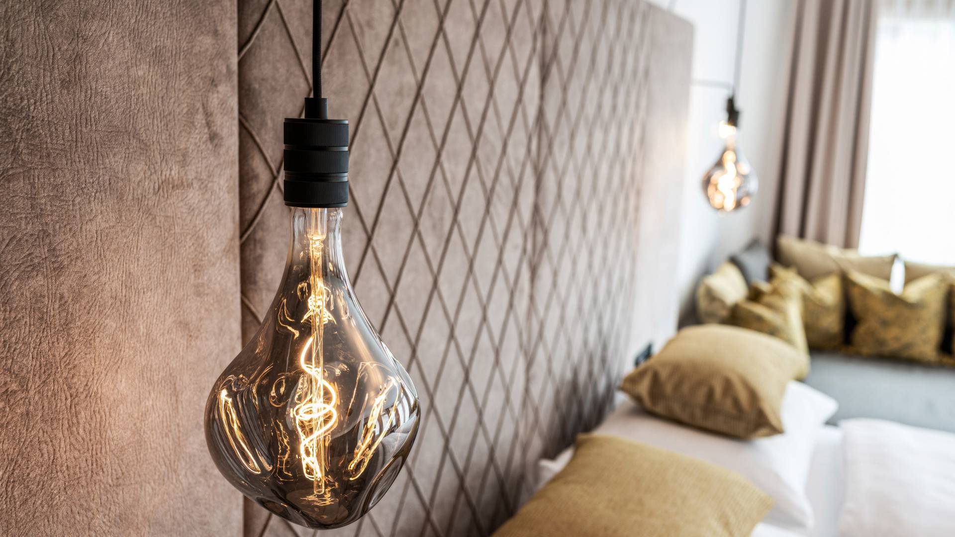 Lampe in Glühbirnenoptik Hotelzimmer