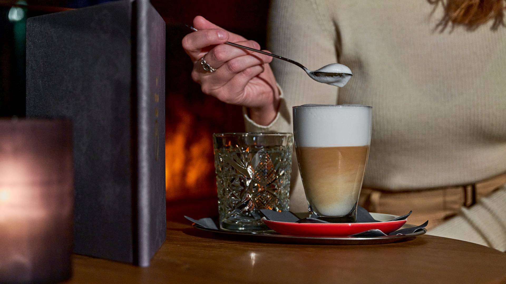 Latte Macchiato auf Cafe Tisch 