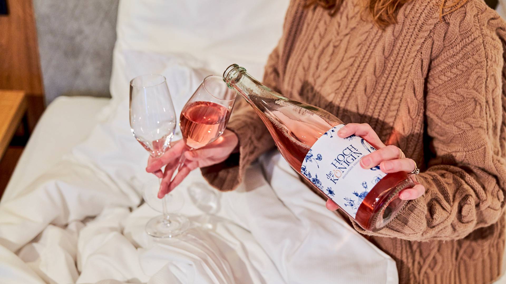 Dame schenkt Rose Sekt ins Glas