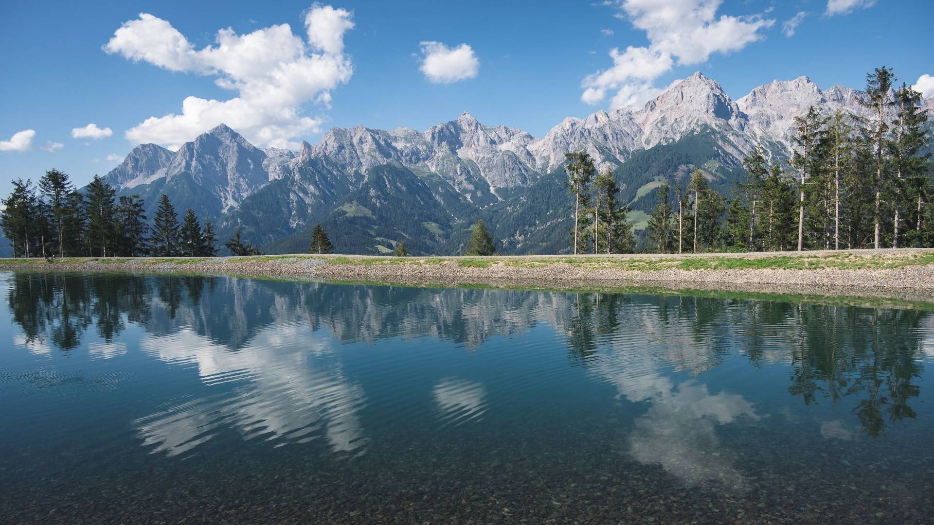 Berglandschaft spiegelt sich in Bergsee