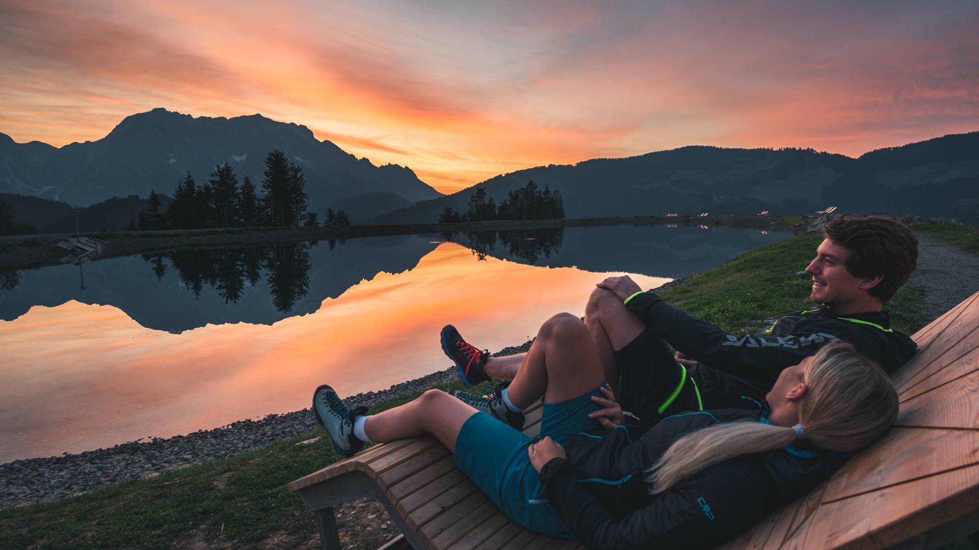 Wanderpaar genießt Sonnenuntergang am Hochkönig