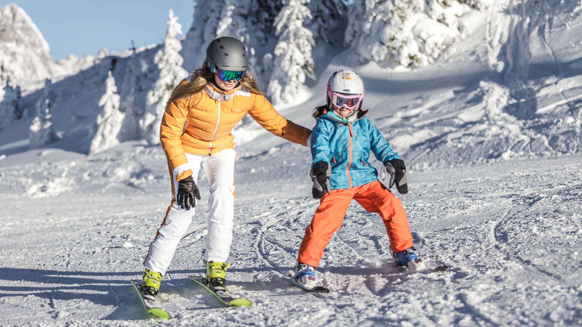 Frau lernt Kind Ski fahren