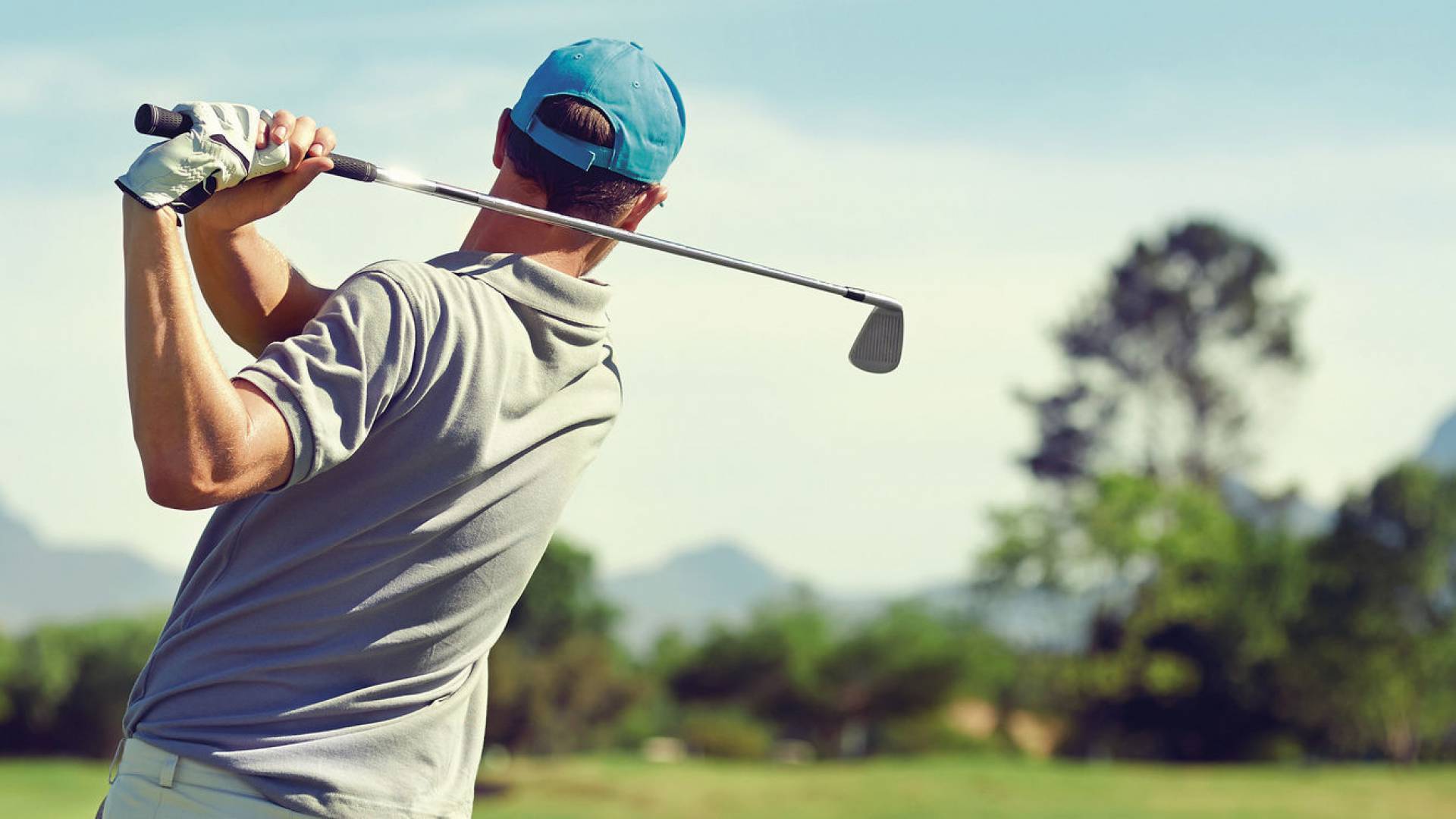 Mann mit Golfschläger