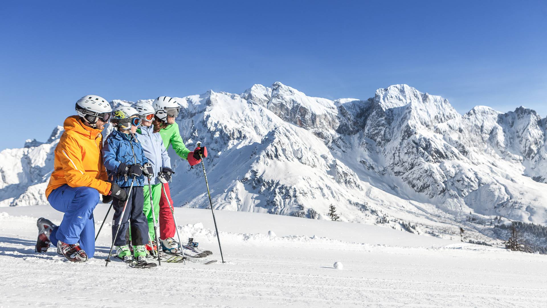 Familie beim Skifahren am Hochkönig im Pinzgau