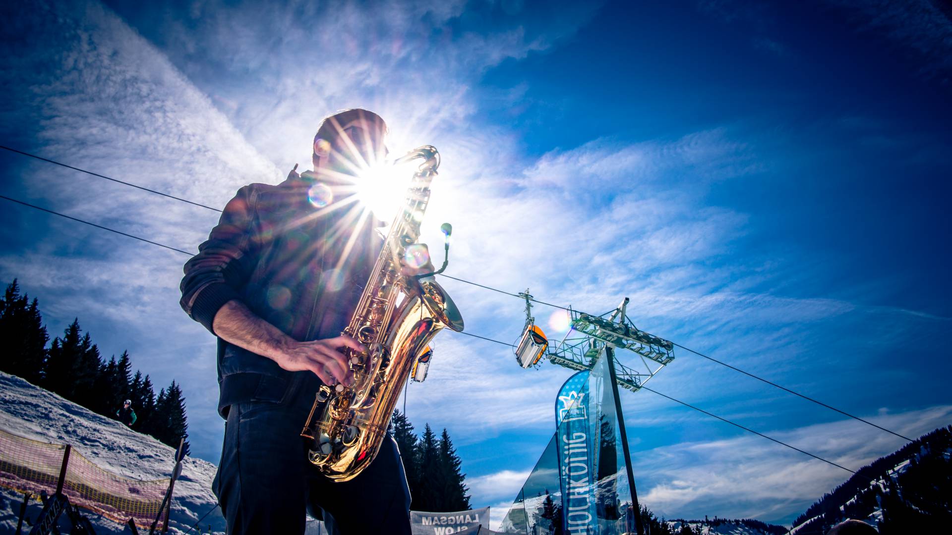 Mann spielt Saxophon bei Sonnenschein 