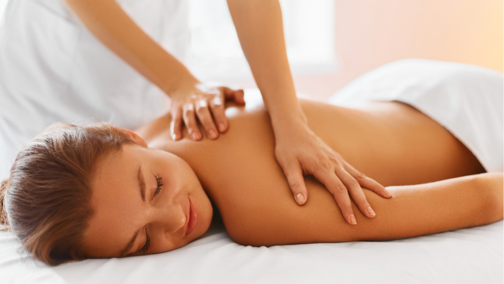 Frau erhält eine Rückenmassage
