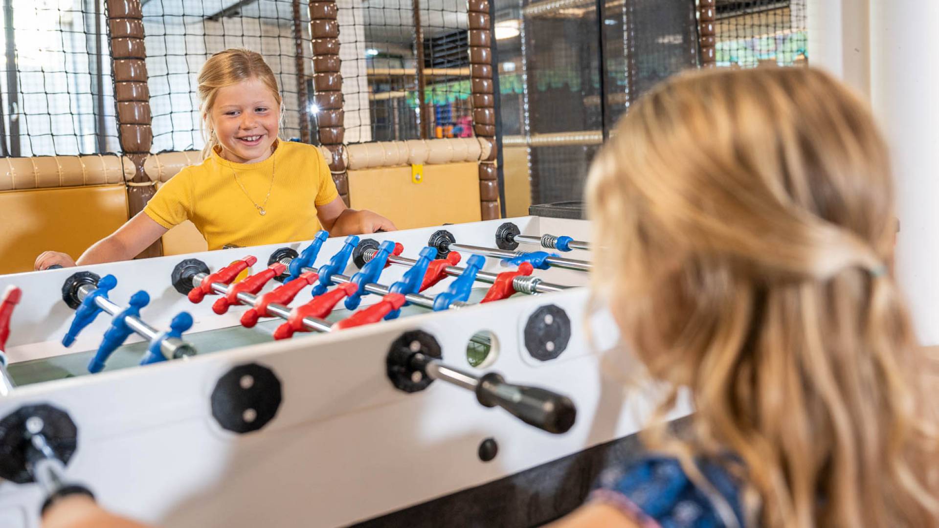 Kinder spielen Tischkicker