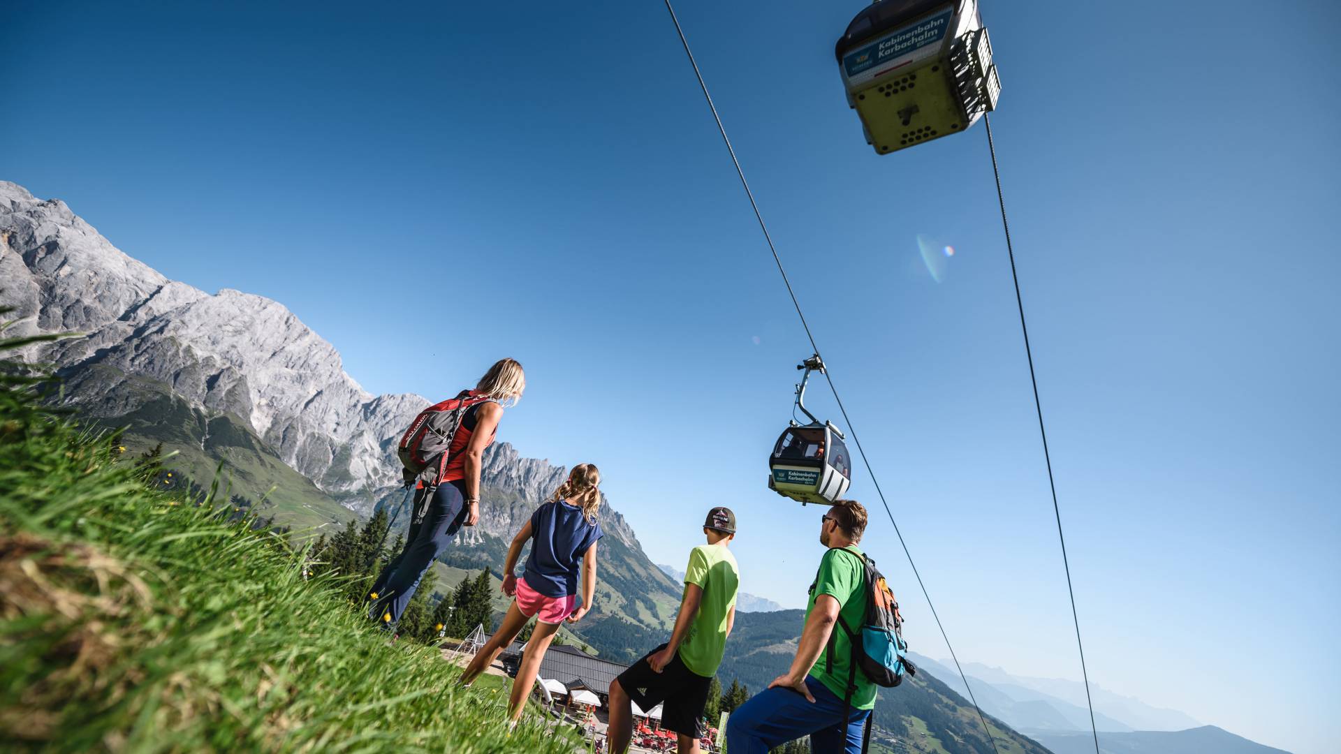 Wandergruppe unter einer Seilbahn am Hochkönig