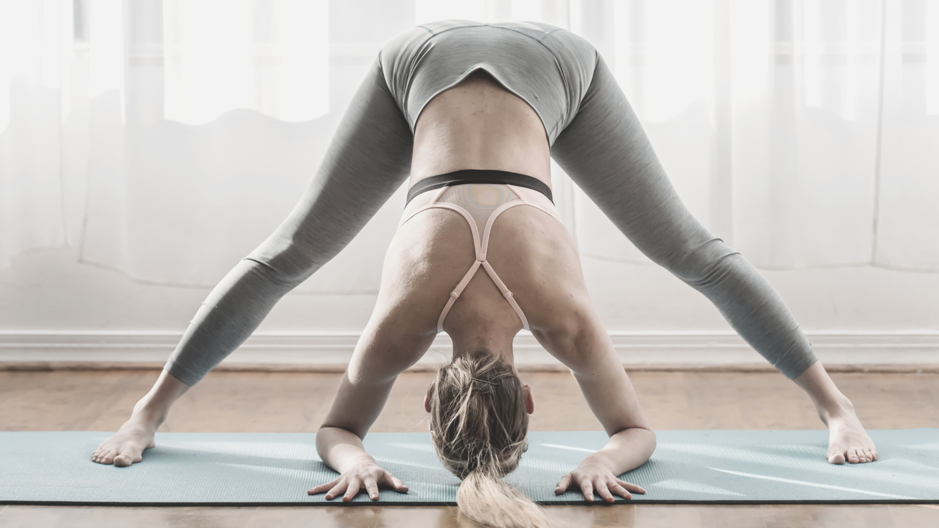 Fitnessraum mit Yogamatten und Yogadamen in hellen Farben